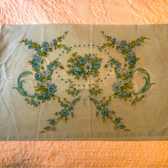 Vintage Blue Floral Pillowcase - x1 - Picture 1 of 4